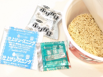ブタメン焼そば おまけのカレー味トッピング付き | ふくろうぷらざ