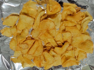 堅あげポテト堅つま 炭火焼き鶏皮旨辛仕立て | ふくろうぷらざ