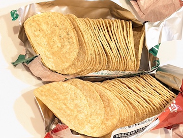 年末特別パッケージのプレミアムチップスター海老 しお味/のり味