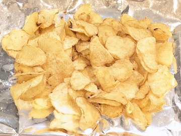 カルビー 堅あげポテト堅つま 炭火焼き鶏皮旨辛仕立て（2025年