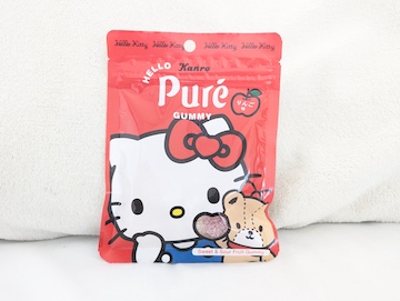 クマのぬいぐるみと一緒のキティ