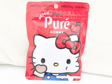 なにかを口に含めたキティ